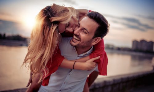 Pärchen umarmen sich